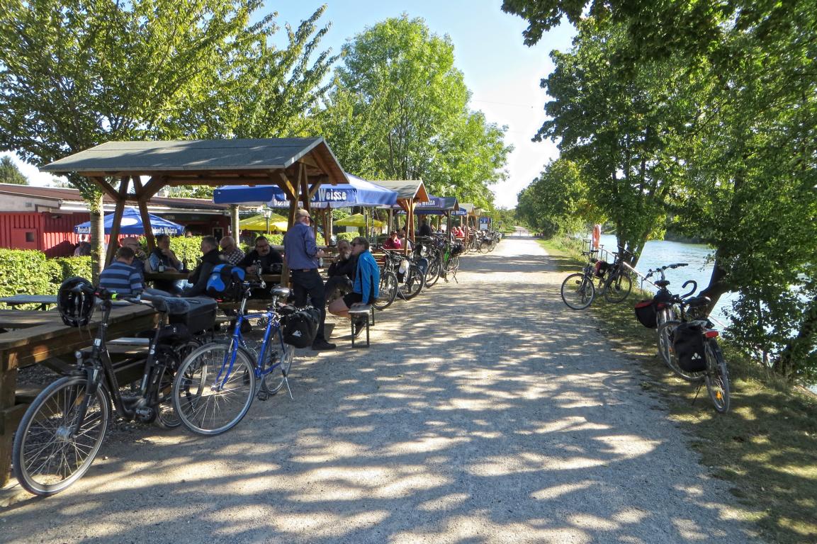 Biergarten direkt am Kanal Biergarten direkt am Kanal